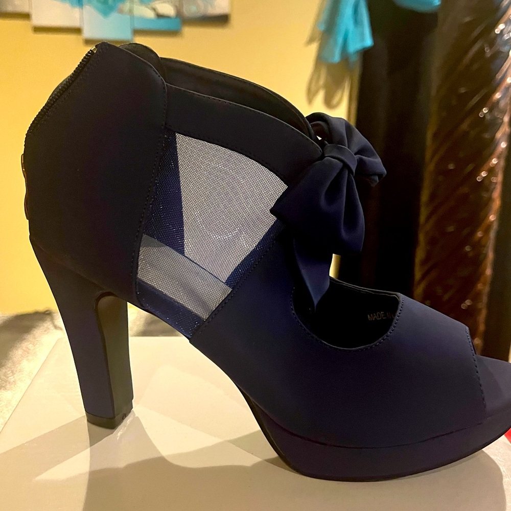 Dark blue open toe heel